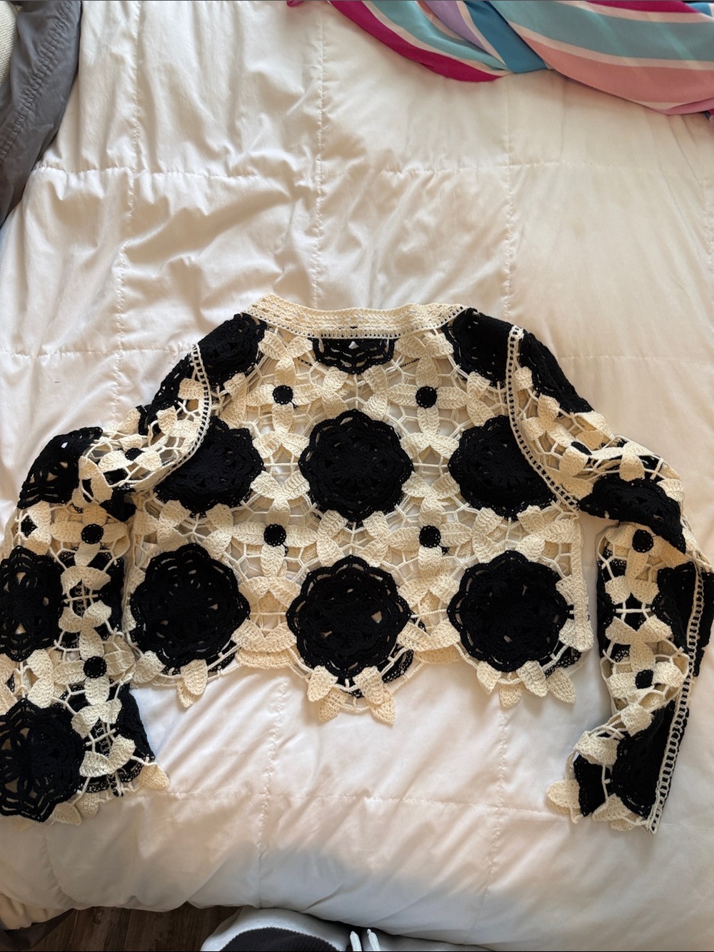 NWT Buckle Crochet Floral Black & Cream Long Sleeve Crop Top - Picture 3 of 4